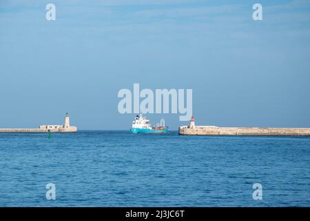 Une barge entre le brise-lames de St. Elmo et le brise-lames de Ricasoli East garde l'entrée du Grand Port, la Valette, Malte, le 3 décembre 2 Banque D'Images