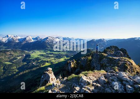 Randonneur au sommet de Sorgschrofen profitant de la vue sur une journée ensoleillée dans les montagnes près d'Unterjoch. Allgäu Alpes, Bavière, Allemagne, Europe Banque D'Images