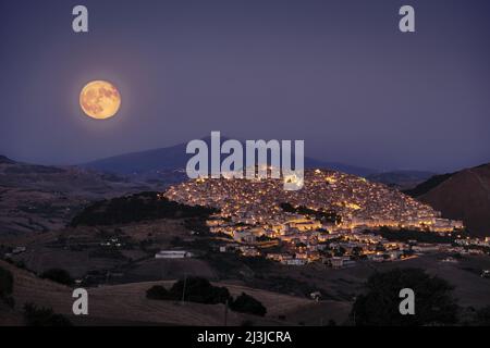 Pleine lune au-dessus du village de Gangi, Sicile Banque D'Images