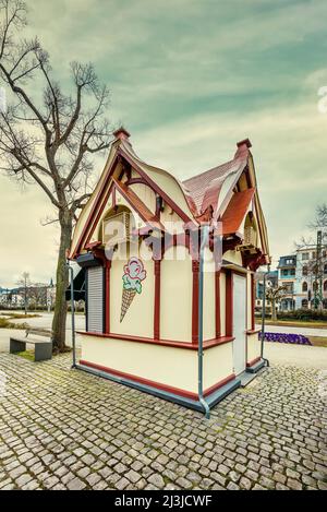 Promenade du Rhin près de Bingen en hiver, salon de glace abandonné dans une maison en bois soignée, ciel avec ambiance de soirée Banque D'Images