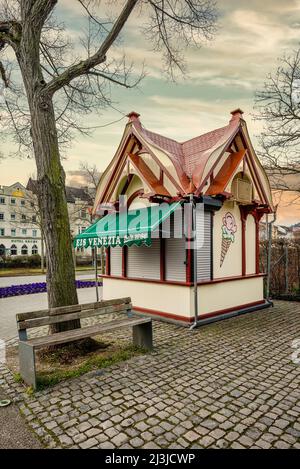 Promenade du Rhin près de Bingen en hiver, salon de glace abandonné dans une maison en bois soignée, ciel avec ambiance de soirée Banque D'Images