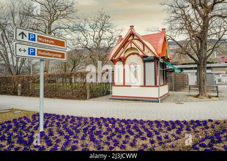 Promenade du Rhin près de Bingen en hiver, salon de glace abandonné dans une maison en bois soignée, ciel avec ambiance de soirée Banque D'Images