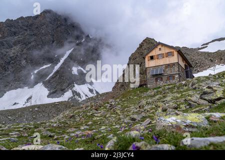 Europe, Alpes, Autriche, Tyrol, Pitztal, Kaunergrat, vue sur Kaunergrathütte avec Watzespitze dans le brouillard Banque D'Images