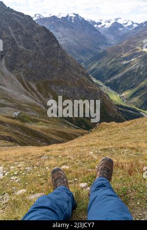 Europe, Alpes, Autriche, Tyrol, Pitztal, Geigenkamm, randonneur se trouve sur le Gahwinden et regarde vers le Rüsselsheimer Hütte et dans la vallée arrière de Pitztal Banque D'Images
