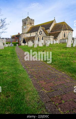 Chemin en brique menant à l'église paroissiale de St.Leonards Seaford, Royaume-Uni Banque D'Images