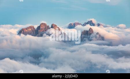 Europe, Italie, Vénétie, province de Belluno, Auronzo di Cadore, Cadini di Misurina émergeant des nuages et en arrière-plan le groupe Marmarole, Dolomites Banque D'Images