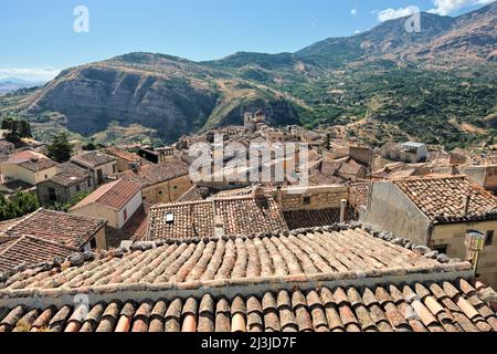 Toit en terre cuite avec vue sur le village de montagne Petralia Sottana, Sicile Banque D'Images