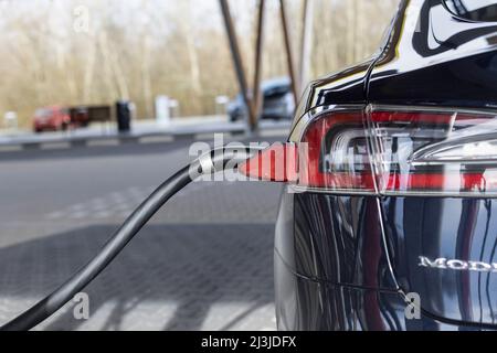 Détail d'un modèle S de Tesla à la station de charge en Allemagne Banque D'Images