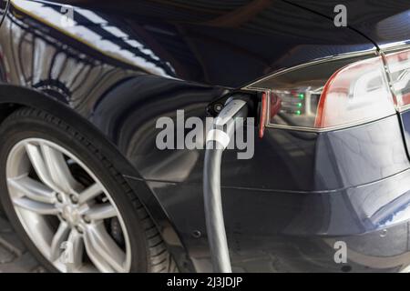 Détail d'une charge Tesla dans une station de Supercharger en Allemagne. Banque D'Images