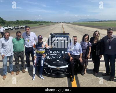 Rio de Janeiro, Brésil. 08th avril 2022. 8 avril 2022, Rio de Janeiro, Rio de Janeiro, Brésil : le gouverneur de Rio de Janeiro, Claudio Castro, visite la scène stock car à l'aéroport international Tom Jobim. 8 avril 2022, Rio de Janeiro, Brésil: Le gouverneur de Rio de Janeiro, Claudio Castro, visite les installations du circuit stock car Rio de Janeiro 2022, après dix ans de l'état, vendredi (8). La phase de Rio de la compétition, appelée GP Galeao, est rendue possible par le Secrétaire d'État au sport, aux loisirs et à la jeunesse par le biais de la loi sur les incitations sportives. L'événement a lieu ce week-end. (Image de crédit Banque D'Images