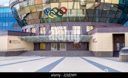 Minsk, Bélarus - 03 mars 2022 : Comité national olympique de la République du Bélarus. L'entrée centrale du bâtiment sur l'avenue Pobediteley. Banque D'Images