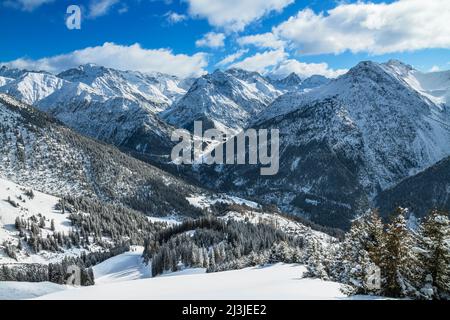 L'idyllique vallée enneigée de Bschlamer avec les villages de Boden et Bschlabs formant le Lechtaler Auszeitdorf Pfafflar lors d'une belle journée d'hiver ensoleillée, Alpes de Lechtal, Tyrol, Autriche, Europe Banque D'Images