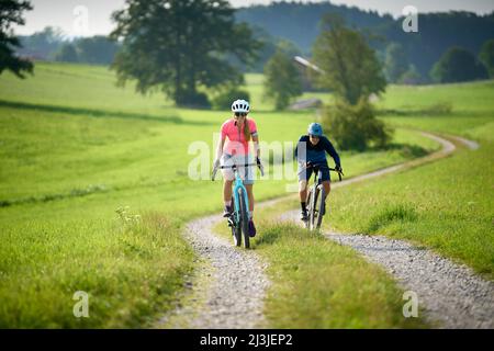Jeune couple sur des vélos de gravier, Ambach, Bavière, Allemagne Banque D'Images
