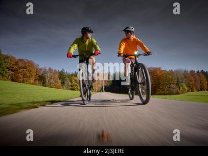 2 jeunes hommes à vélo, automne, Oberambach, Bavière, Allemagne Banque D'Images