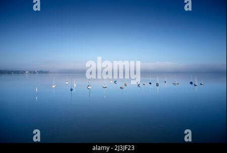 Vue aérienne, matin, voiliers à bouées, St.Heinrich, Starnberger See, Bavière, Allemagne Banque D'Images