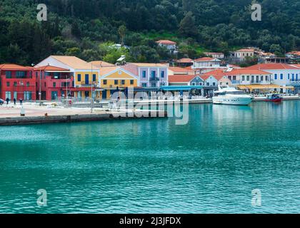 Vue sur le port de Katakolo Ton, plein de maisons colorées et entrée principale pour les bateaux de croisière à Péloponnèse, Grèce, principalement pour visiter l'ancienne Olympie. Banque D'Images