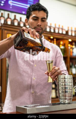 Barman est l'ajout d'ingrédient shaker à comptoir bar Banque D'Images