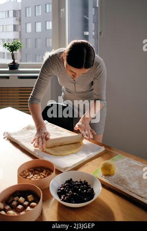 Femme mains préparer la pâte un jour ensoleillé. Pain maison, boulangerie pendant que vous restez à la maison. Banque D'Images