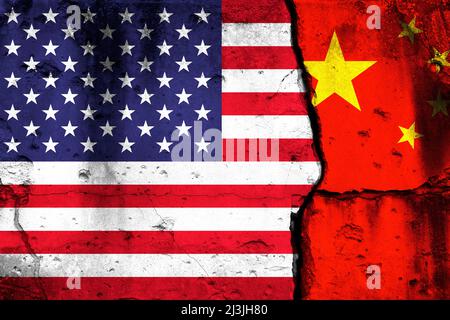Crise des États-Unis et de la Chine. Arrière-plan avec drapeaux nationaux sur le mur fissuré Banque D'Images