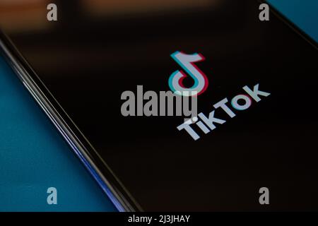 Logo de l'application mobile TikTok sur l'écran du smartphone. Application populaire de médias sociaux TikTok. Afyonkarahisar, Turquie - 8 avril 2022. Banque D'Images