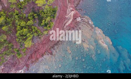 Une photo aérienne de la côte où vous pouvez trouver la plus ancienne roche géologique de l'île. Région de Valldemossa. Majorque, Iles Baléares, Espagne. Banque D'Images