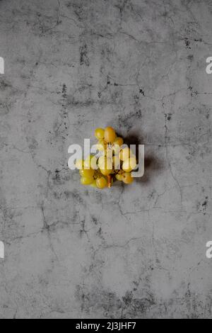 Raisins STILL Life sur fond de pierre Banque D'Images