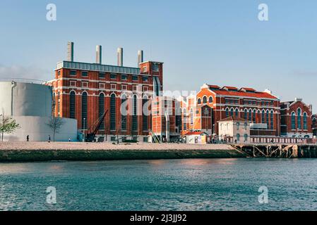 Musée moderne MAAT, Museu de Arte, Arquitetura e Tecnologia, conçu par l'architecte britannique Amanda Levete. Vue depuis la rivière Tejo. Banque D'Images