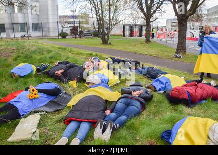 Londres, Royaume-Uni. 7th avril 2022. Des manifestants ont organisé une mort-dans devant Sky Studios pour protester contre l'entretien du réseau avec le porte-parole de Vladimir Poutine, Dmitry Peskov, qu'ils ont comparé à Joseph Goebbels. Banque D'Images