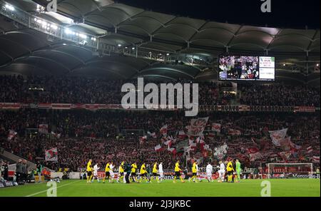 Stuttgart, Allemagne. 08th avril 2022. Football, Bundesliga, VfB Stuttgart - Borussia Dortmund, Matchday 29 au Mercedes-Benz Arena. Les deux équipes entrent sur le terrain. NOTE IMPORTANTE: Conformément aux règlements de la DFL Deutsche Fußball Liga et de la DFB Deutscher Fußball-Bund, il est interdit d'utiliser ou d'avoir utilisé des photos prises dans le stade et/ou du match sous forme de séquences d'images et/ou de séries de photos de type vidéo. Crédit : Tom Weller/dpa/Alay Live News Banque D'Images