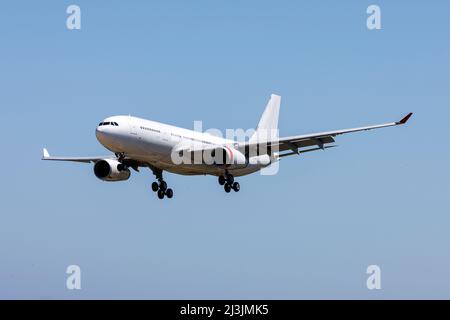 Ex Virgin Australia Airbus A330-243 (REG: 2-HXFJ) arrivant à Malte pour une installation de peinture ACM. Banque D'Images