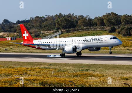 Helvetic Airways Embraer 195 E2 STD (ERJ-190-400STD) (REG: HB-AZJ) touchant la piste 31. Banque D'Images