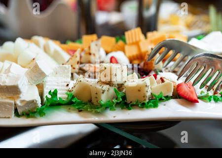 Assiette avec fromage et salade différents types de fromage dans différentes couleurs Banque D'Images