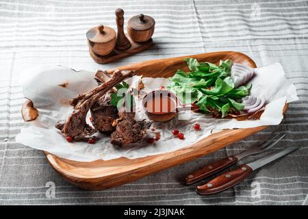 Filet d'agneau grillé sur une assiette de bois avec vin Banque D'Images