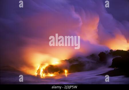 La vapeur et les gaz nocifs qui s'écoulent dans la mer, le parc national des volcans d'Hawaï, Big Island d'Hawaï Banque D'Images