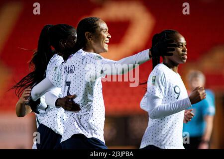 Llanelli, Royaume-Uni. 08th avril 2022. Wendie Renard de France célèbre son premier but avec Marie-Antoinette Katoto de France. Le pays de Galles contre la France dans un qualificateur de coupe du monde féminin de la FIFA au Parc y Scarlets le 8th avril 2022 crédit: Lewis Mitchell/Alay Live News Banque D'Images