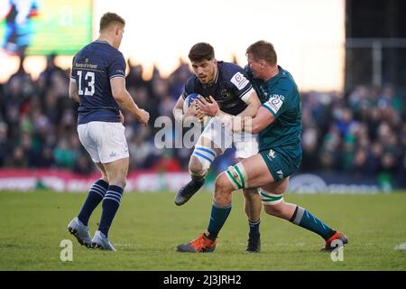 Jimmy O’Brien (au centre) de Leinster est attaqué par Gavin Thornbury de Connacht lors du match de la coupe des champions Heineken au Sportsground, Galway. Date de la photo: Vendredi 8 avril 2022. Banque D'Images