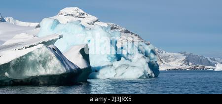 Antarctique, Océan Austral, Iles Orcades du Sud, Ile Coronation, Baie d'Iceberg. Rare grand iceberg de « glace de jade ». Banque D'Images