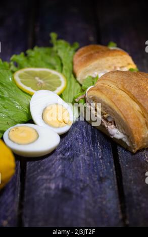 délicieux croissant croustillant aux œufs et au thon. Banque D'Images