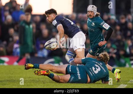 Jimmy O’Brien de Leinster est affronté par Finlay Bealham de Connacht lors du match de la coupe des champions Heineken au Sportsground, Galway. Date de la photo: Vendredi 8 avril 2022. Banque D'Images