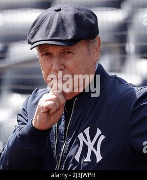 Bronx, États-Unis. 08th avril 2022. L'acteur Billy Crystal arrive pour lancer le premier terrain de cérémonie le jour d'ouverture contre le Boston Red Sox au Yankee Stadium le vendredi 8th avril 2022 à New York. Photo par Peter Foley/UPI crédit: UPI/Alay Live News Banque D'Images