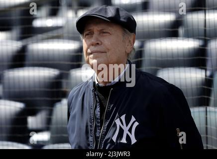 Bronx, États-Unis. 08th avril 2022. L'acteur Billy Crystal arrive pour lancer le premier terrain de cérémonie le jour d'ouverture contre le Boston Red Sox au Yankee Stadium le vendredi 8th avril 2022 à New York. Photo par Peter Foley/UPI crédit: UPI/Alay Live News Banque D'Images