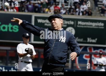 Bronx, États-Unis. 08th avril 2022. L'acteur Billy Crystal lance le premier terrain de cérémonie le jour d'ouverture contre le Boston Red Sox au Yankee Stadium le vendredi 8th avril 2022 à New York. Photo par Peter Foley/UPI crédit: UPI/Alay Live News Banque D'Images