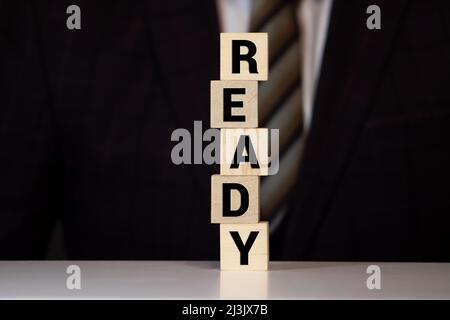 MOT PRÊT écrit sur bloc de bois, bloc d'affaires. Banque D'Images