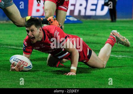 Jimmy Keinhorst (18) de Hull KR va plus pour un essai et fait le score 26-10 dans la seconde moitié Banque D'Images