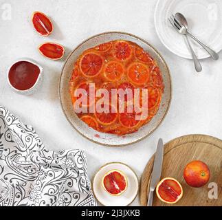 Gâteau ou tarte à l'envers ou à l'orange de sang sur une assiette. Agrumes aux fruits. Vue du dessus Banque D'Images