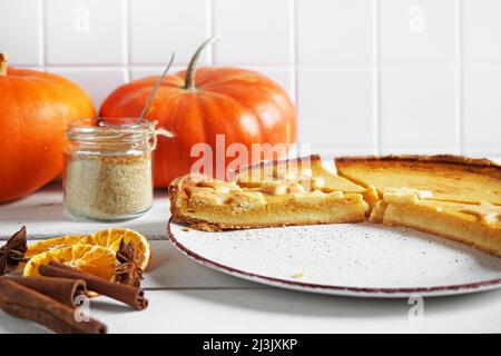 La coupe de la tarte à la citrouille maison faite pour Thanksgiving Banque D'Images