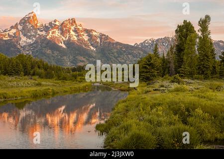 Les montagnes de Grand Teton et la rivière Snake à l'aube dans le parc national de Gand Teton Banque D'Images