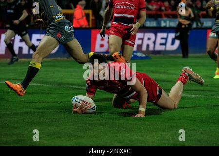 Sam Wood (24) de Hull KR va plus pour un essai et fait le score 26-10 dans la seconde moitié Banque D'Images