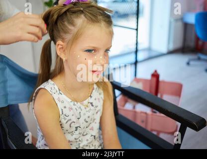 Services de coiffure. Coiffure en cours de renouvellement. Processus de coiffure. Salon de coiffure pour enfants Banque D'Images