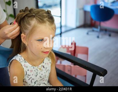 Services de coiffure. Coiffure en cours de renouvellement. Processus de coiffure. Salon de coiffure pour enfants Banque D'Images